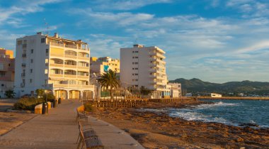 Ibiza kumsallarında kafeler üzerinde gün batımı. St Antoni de Portmany Balearic Islands, İspanya altın kızdırma güneş iner.