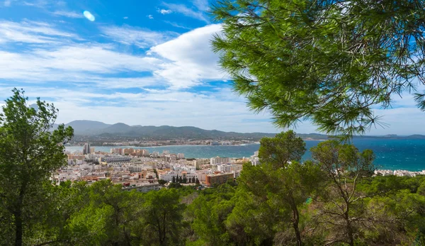 Vista lateral de la colina de la ciudad - St Antoni de Portmany, Ibiza, en un día despejado en noviembre, amablemente cálida brisa en otoño, Islas Baleares, España . — Foto de Stock