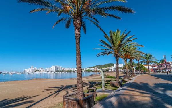 Sol de media mañana en la costa de Ibiza. Cálido día soleado a lo largo de la playa en St Antoni de Portmany Islas Baleares, España — Foto de Stock