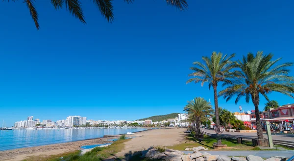 Sol de media mañana en la costa de Ibiza. Cálido día soleado a lo largo de la playa en St Antoni de Portmany Islas Baleares, España — Foto de Stock