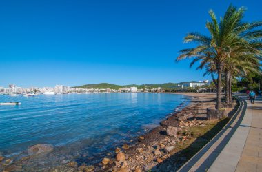 Sabah güneşi Ibiza sahildeki orta. St Antoni de Portmany Balearic Islands, İspanya için sahil boyunca sıcak güneşli gün