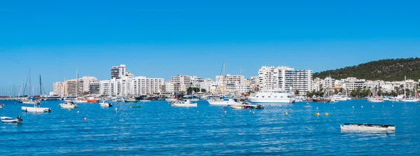 Barcos en Ibiza puerto deportivo en la mañana de un cálido día soleado en St Antoni de Portmany, Islas Baleares, España . — Foto de Stock