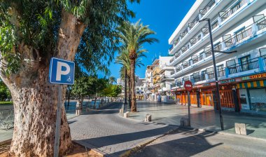 Engelli kişilerin Ibiza yerel pazarlarda otopark. St Antoni de Portmany Balearic Islands, İspanya sıcak güneşli bir günde.