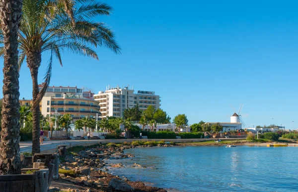 Otel adlı - Ibiza Rıhtımlar üzerinde sun için. St Antoni de Portmany Balearic Islands, İspanya için sahil boyunca sıcak güneşli gün — Stok fotoğraf