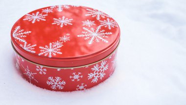Yuvarlak, kırmızı çerez ve pişmiş mal alüminyum Teneke kap beyaz kar tanesi baskı desen, doğal kar üzerinde dinlenme ile dekore.