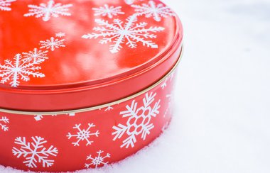 Yuvarlak, kırmızı çerez ve pişmiş mal alüminyum Teneke kap beyaz kar tanesi baskı desen, doğal kar üzerinde dinlenme ile dekore.