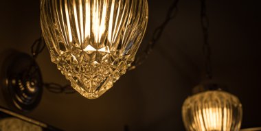 Kristal bir banyoda ışık asılı ayrıntı kapsar. Ev için modaya uygun aydınlatma.