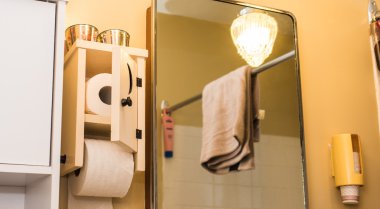 Ahşap banyo tuvalet kağıt dağıtıcısı ve hilal ay kapı ile sahibi. Banyoda bile, evrak işi hiç bitmez.