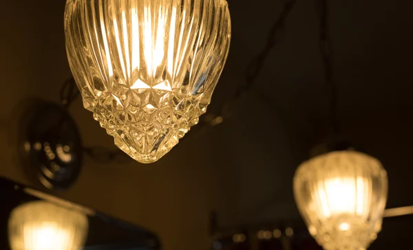 Detalhe de pendurar capas de luz de cristal em um banheiro. Iluminação na moda para a casa . — Fotografia de Stock