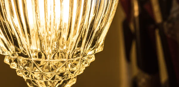 Detalj av hängande ljus täcker crystal i ett badrum. Fashionabla belysning för hemmet. — Stockfoto