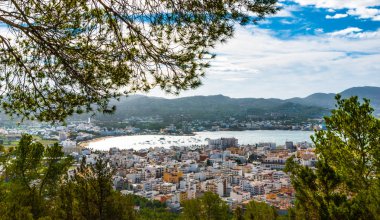 St Antoni de Portmany, Ibiza, takas tepelerde yüksek yan görünümden Kasım günü. Sıcak Sonbahar meltemi, Balear Adaları, İspanya.