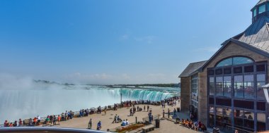 Niagara Falls, Ontario, Kanada, 9 Mayıs 2015. Yerliler, gezginler ve turistler hem yaz benzeri hava çizer. 