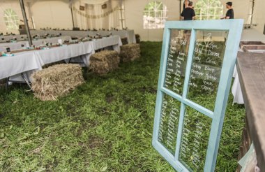 Resepsiyon akşam yemeği için ülke tarzı oturma planı pencere camı.