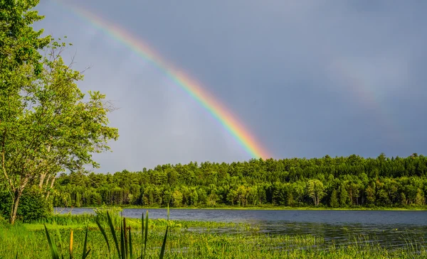 Letnia burza sprawia, że kolorowa tęcza nad wschodnim Lake Ontario po zimne powietrze spełnia upalny dzień. — Zdjęcie stockowe