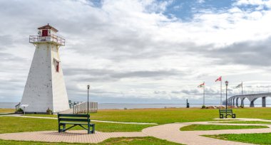 Parktaki deniz feneri. Pei'de sıcak bir gün. New Brunswick Konfederasyon Köprüsü mesafede.