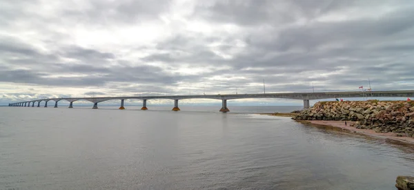 P.E.I. a nový most Brunswick konfederace. Široký a dlouhý výhled na most na muggém, přehozených letních dnech v srpnu. — Stock fotografie