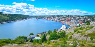 Newfoundland Kanada'daki St John Limanı. Şehrin panoramik manzarası. St John's tarihsel olarak ünlü Signal Hill tepesinden Ağustos ayında Sıcak yaz günü.