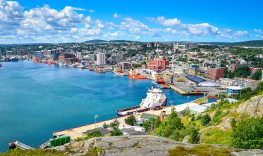 Newfoundland Kanada'daki St John Limanı. Şehrin panoramik manzarası. St John's tarihsel olarak ünlü Signal Hill tepesinden Ağustos ayında Sıcak yaz günü.