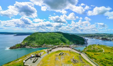 Liman ve St John's Newfoundland, Kanada şehir üzerinde kabarık bulutlar ile bight mavi yaz günü gökyüzü ile Panoramik manzarası. 