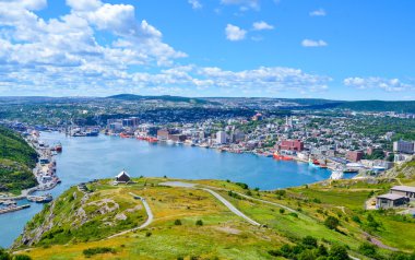 Newfoundland Kanada'daki St John Limanı. Süper geniş panoramik görünüm, Ağustos ayında Sıcak yaz günü.