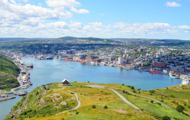 Newfoundland Kanada'daki St John Limanı. Süper geniş panoramik görünüm, Ağustos ayında Sıcak yaz günü.