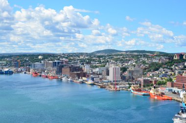 Newfoundland Kanada'daki St John Limanı. Panoramik görünüm, Ağustos ayında sıcak yaz günü.