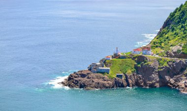 Kanada Ulusal Tarihi Alanı'nın kıyı şeridi ve kayalıkları üzerinde yaz günü, St John's Newfoundland Fort Amherst, Kanada.