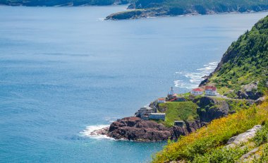 Kanada Ulusal Tarihi Alanı'nın kıyı şeridi ve kayalıkları üzerinde yaz günü, St John's Newfoundland Fort Amherst, Kanada.