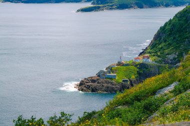 Kanada Ulusal Tarihi Alanı'nın kıyı şeridi ve kayalıkları üzerinde yaz günü, St John's Newfoundland Fort Amherst, Kanada.