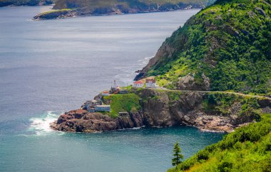 Kanada Ulusal Tarihi Alanı'nın kıyı şeridi ve kayalıkları üzerinde yaz günü, St John's Newfoundland Fort Amherst, Kanada.
