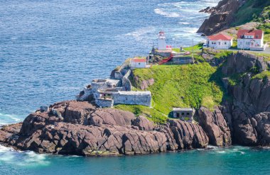 Yaz günü, Kanada Ulusal Tarihi Alanı, Fort Amherst, St John's Newfoundland kıyı şeridi kayalıkları üzerinde bulut örtüsü ve ışık cepleri.