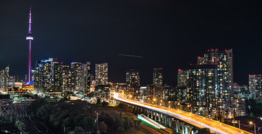 Toronto gecede. Kentsel ışıklı Skyline sıcak nemli Ağustos akşamı uzun pozlama.