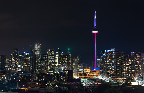 Ночь в Торонто. Длительное воздействие городского освещения в жаркий августовский вечер
.