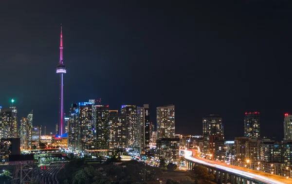 Notte a Toronto. Lunga esposizione di skyline illuminato urbano in una calda sera di agosto umido . — Foto Stock