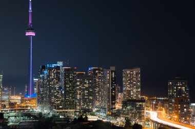 Toronto gecede. Kentsel ışıklı Skyline sıcak nemli Ağustos akşamı uzun pozlama.
