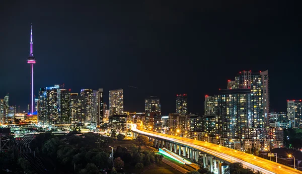 Notte a Toronto. Lunga esposizione di skyline illuminato urbano in una calda sera di agosto umido . — Foto Stock