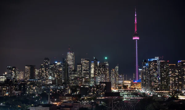 Noche en Toronto. Larga exposición del horizonte urbano iluminado en una cálida noche húmeda de agosto . — Foto de Stock