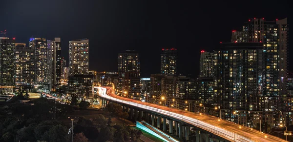 Paesaggio urbano illuminato di Toronto. Skyline di edifici e torri per uffici in una calda, piovosa e umida notte di agosto nella capitale dell'Ontario, Canada , — Foto Stock