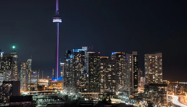 Overnachting in Toronto. Lange blootstelling van de verlichte skyline van de stedelijke op een hete vochtige augustus-avond. — Stockfoto