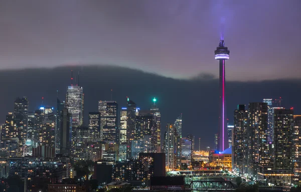 Wolk van rand snijdt door hete vochtige nacht tijd lucht in Toronto, Canada. — Stockfoto