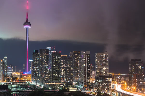 Le bord du nuage traverse l'air chaud et humide de la nuit à Toronto, Canada . — Photo