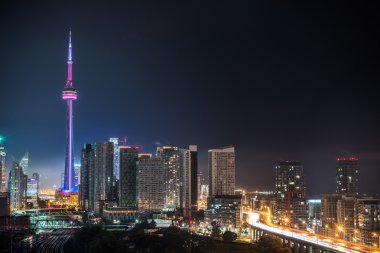 Işıklı peyzaj Toronto. Bir balkon görünümünde ışıklı sokaklar, parklar, Bina ve ofis kuleleri bir sıcak ve nemli Ağustos gecesi capitol Ontario, Kanada.