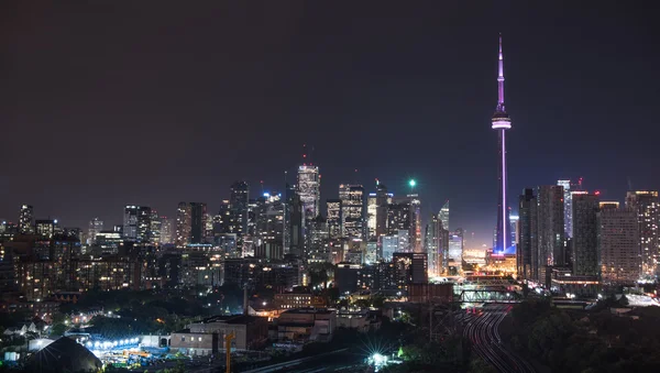 Noche en Toronto. Larga exposición del horizonte urbano iluminado en una cálida noche húmeda de agosto . — Foto de Stock