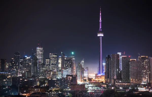 Notte a Toronto. Lunga esposizione di skyline illuminato urbano in una calda sera di agosto umido . — Foto Stock