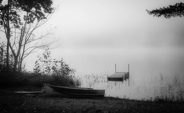 Niebla mañana cabaña lago . — Foto de Stock