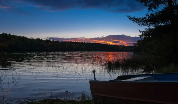 Drammatico tramonto di colore sul lago . — Foto Stock