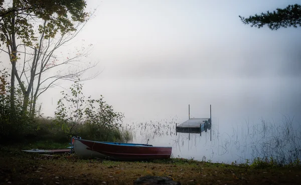 Mistige ochtend cottage lake. — Stockfoto