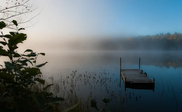 Εξοχικό σπίτι λίμνη ομίχλη το πρωί. — Φωτογραφία Αρχείου