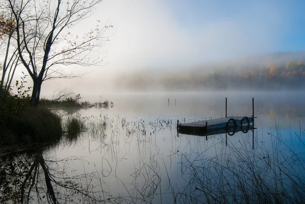 Mistige ochtend cottage lake. — Stockfoto