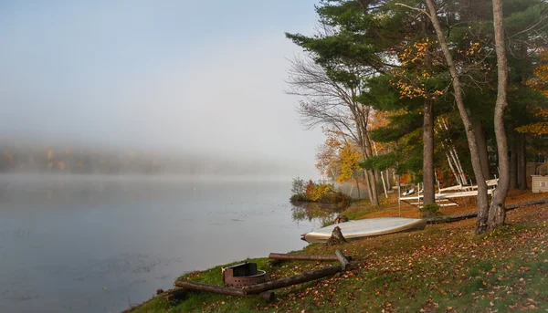 Niebla mañana cabaña lago . — Foto de Stock